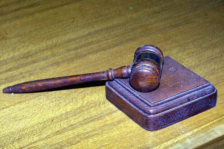 Известный композитор признался в злоупотреблении 15-летней школьницей.