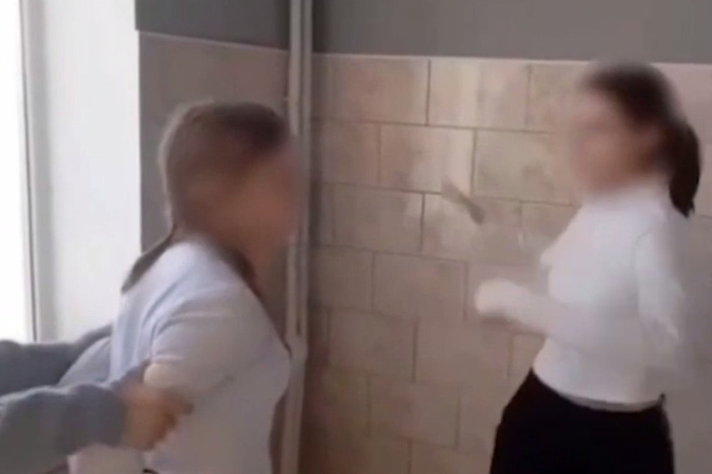 Подростки нападали на одноклассницу в туалете школы.