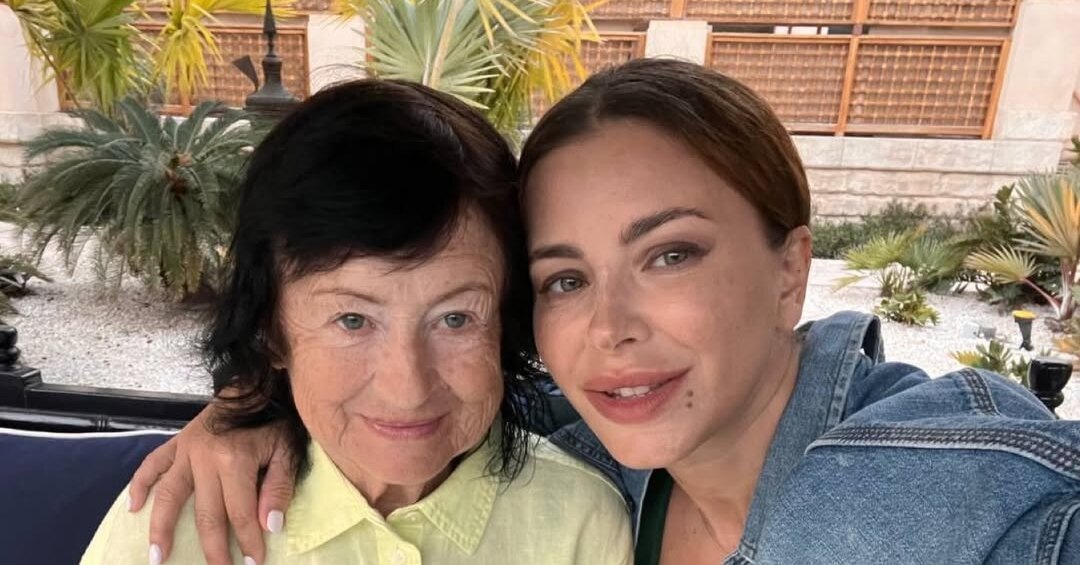 Ани Лорак опубликовала незаслуженно редкие снимки с мамой в честь ее дня рождения.