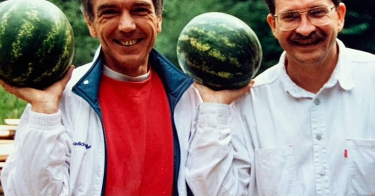 Вдова Влада Листьева опубликовала фотографии знаменитых телеведущих после похорон Юрия Николаева.