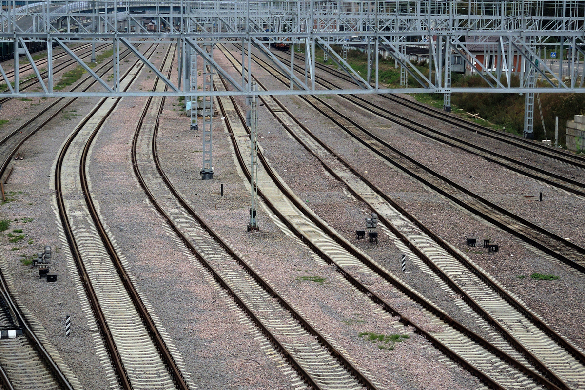 Пожар на железнодорожной линии остановил движение десяти поездов.