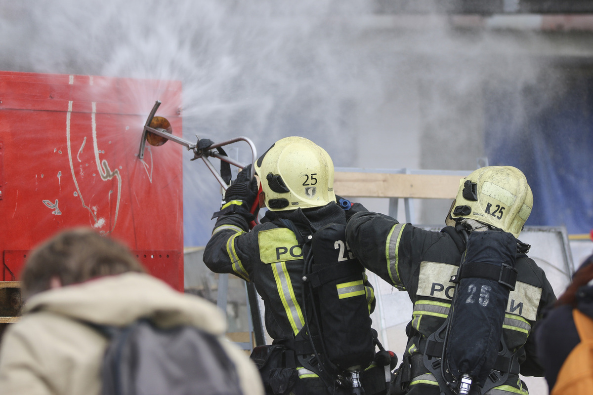Более 150 человек были спасены из отеля в Эскишехире, Турция, из-за пожара.