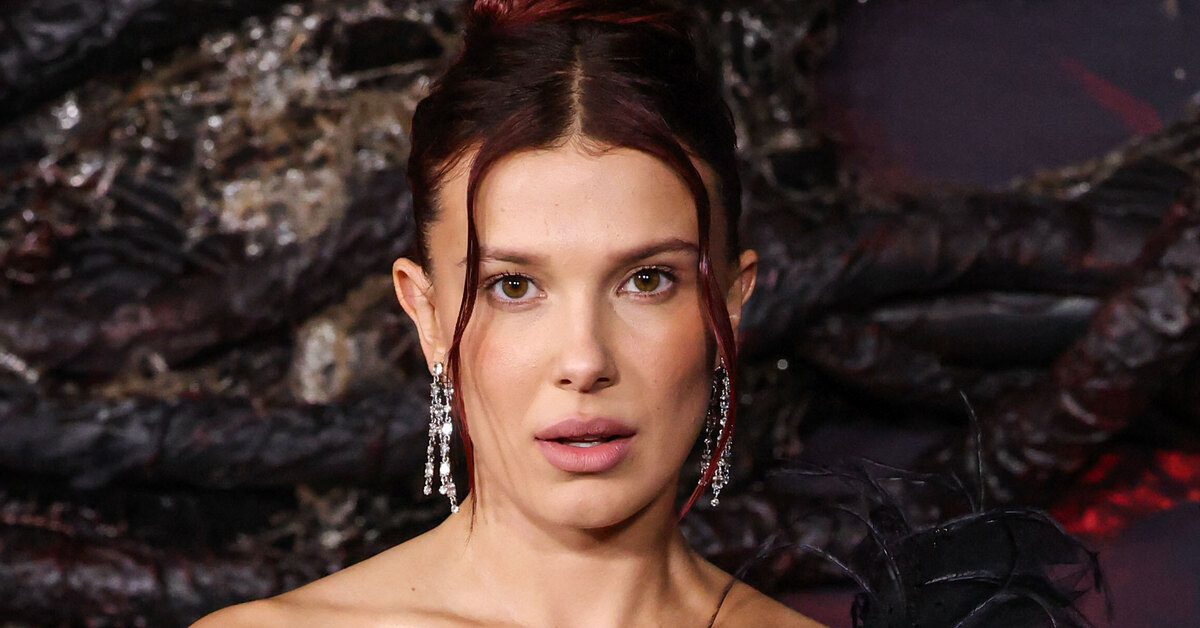 Милли Бобби Браун в наряде с открытыми плечами и мини-юбке вышла на вечеринку с супругом.