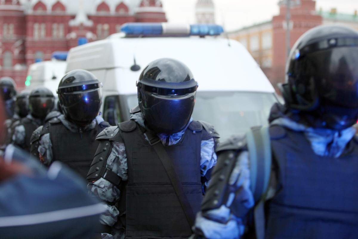 Полиция и ОМОН провели рейд на костюмированную вечеринку в российском городе.