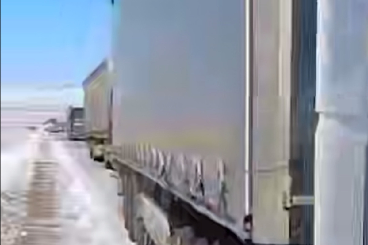 Десятки грузовых автомобилей перекрыли основную федеральную дорогу.