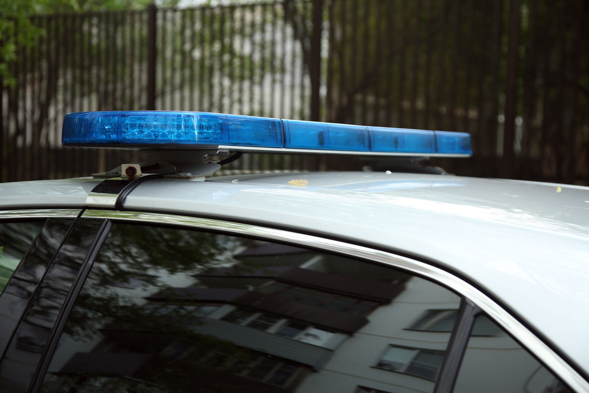 Мужчина погиб, упав с высоты на стоящий автомобиль.