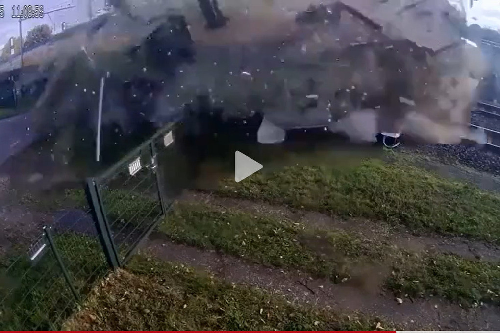 Пассажирский поезд врезался в грузовик, перевозивший фрукты.