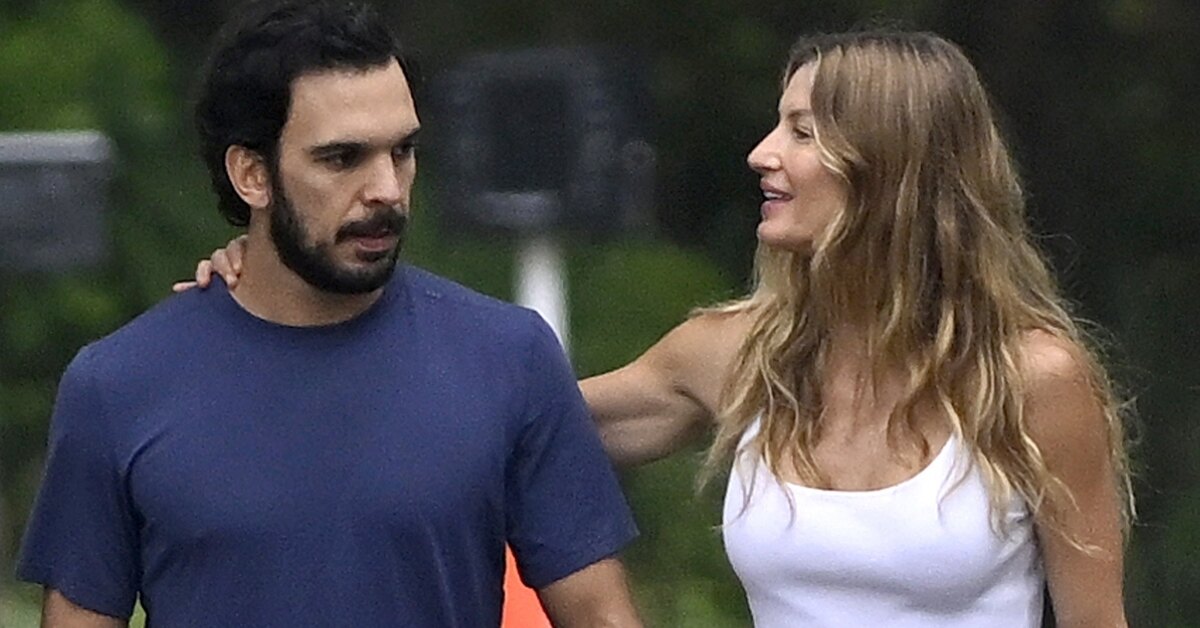 Жизель Бюндхен провела время на пляже с молодым партнером и сыном.