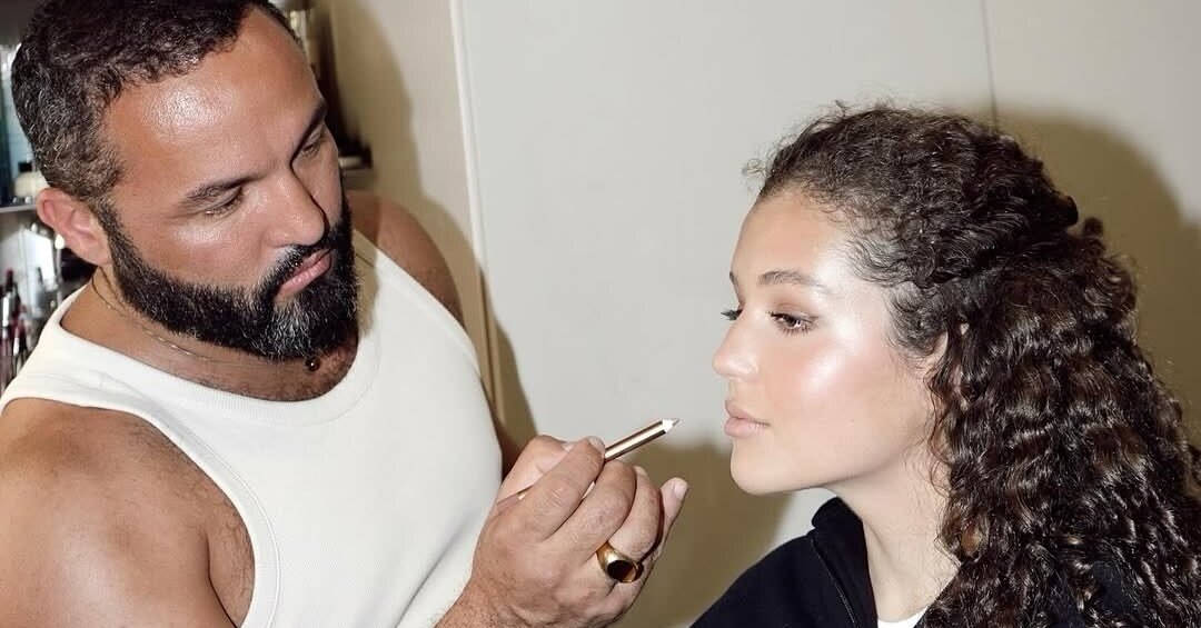 Сердар Камбаров поделился эмоциональными снимками с дочерью в день ее рождения.