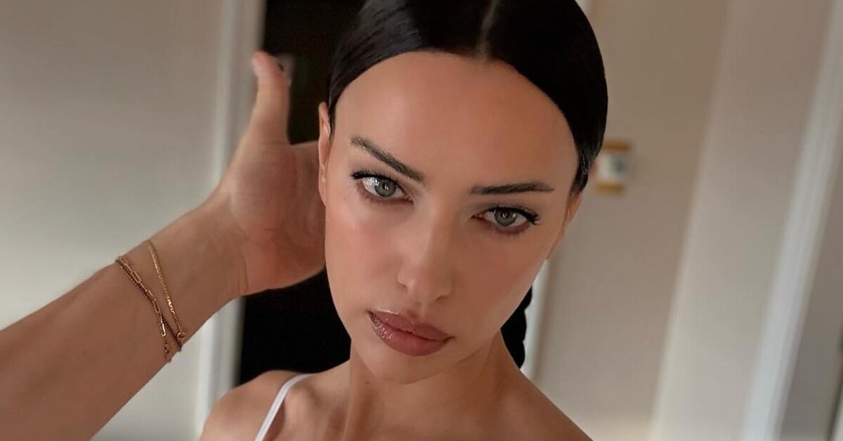 Ирина Шейк в белом бюстгальтере с конусовидными чашечками на презентации календаря 2026 года в Праге.