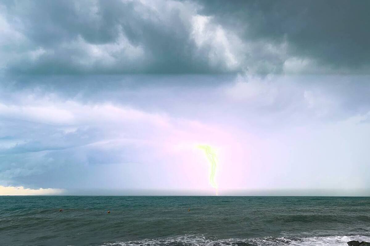 Еще один нефтяной танкер стал жертвой атаки в Черном море.