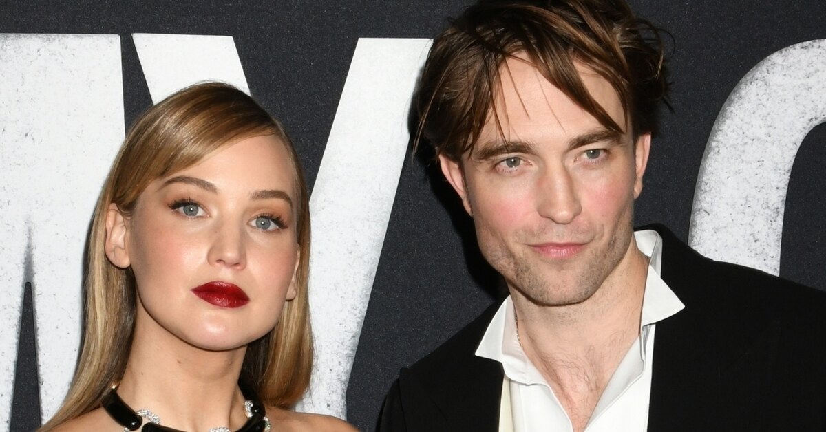 Дженнифер Лоуренс появилась на мероприятии в платье с глубоким вырезом и высоким разрезом, сопровождаемая Робертом Паттинсоном.