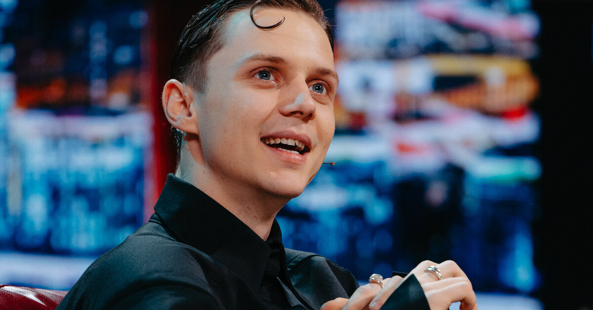 Ваня Дмитриенко рассказал, что зрелые женщины делают ему откровенные предложения.