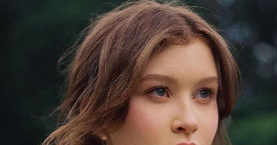 Анна Пересильд продемонстрировала свою фигуру в коротком черном топе.