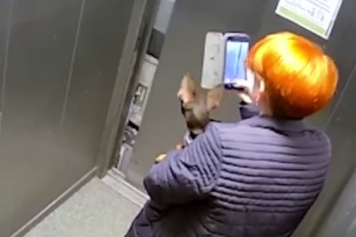 Лифт с женщиной упал с шестого этажа многоэтажного здания.