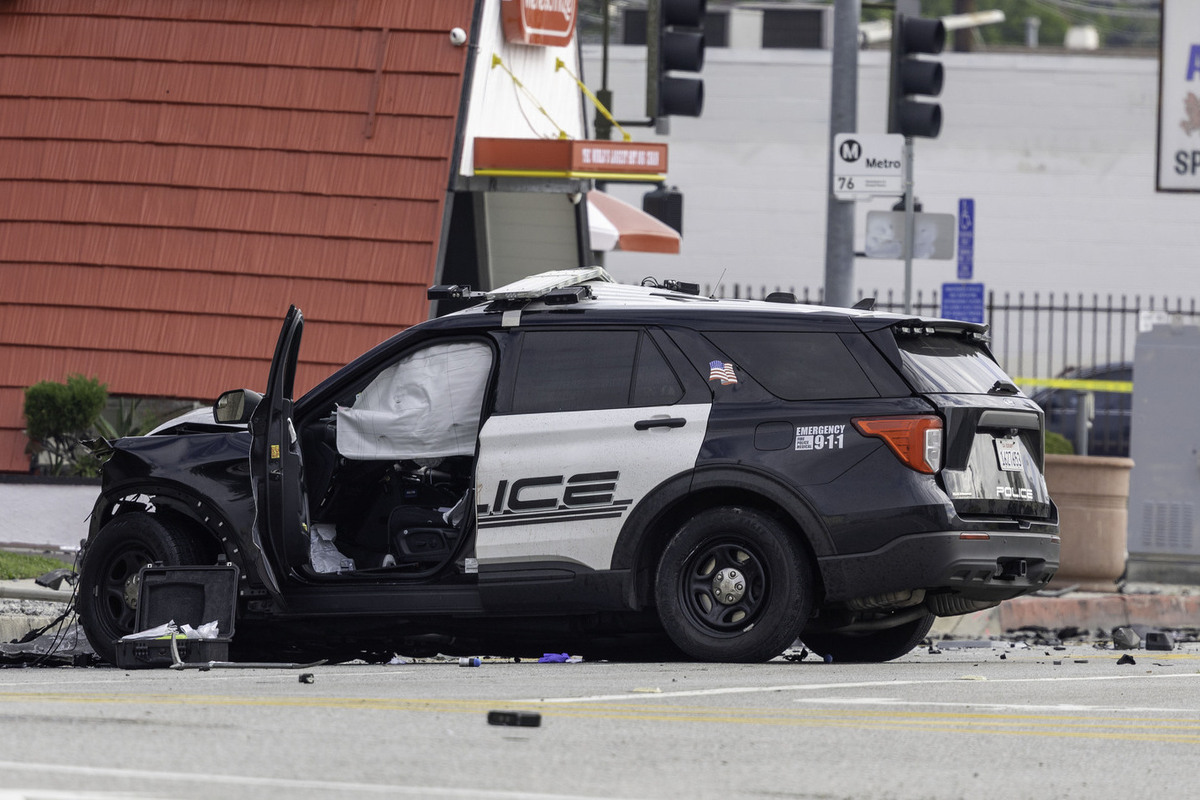 Группа подростков напала на женщину с детьми у школы.
