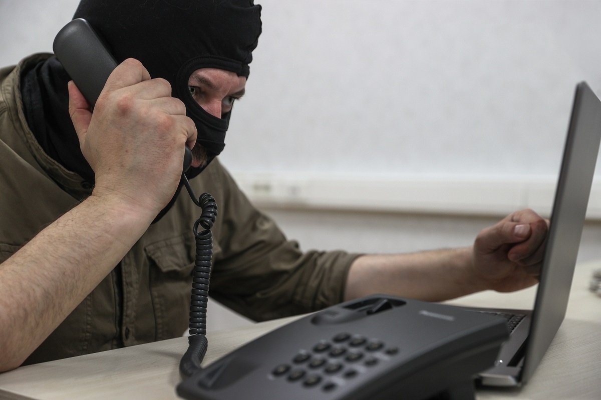 Россиянам напомнили о growing угрозе мошенников, которые все чаще используют дипфейки для выдачи себя за знаменитостей.