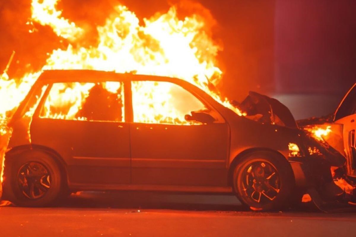 Три человека погибли в огне после аварии на Ростовском шоссе.