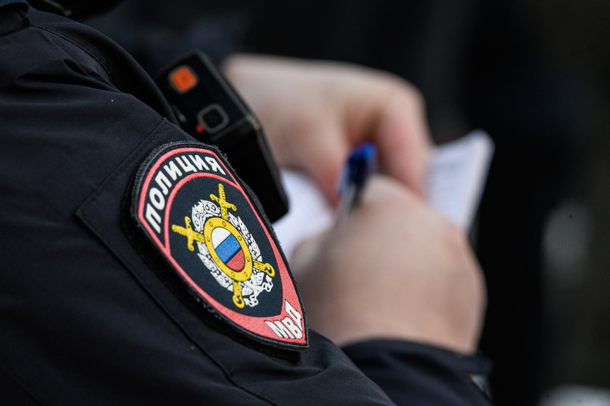 В Анапе группа подростков оскорбляет девочку.