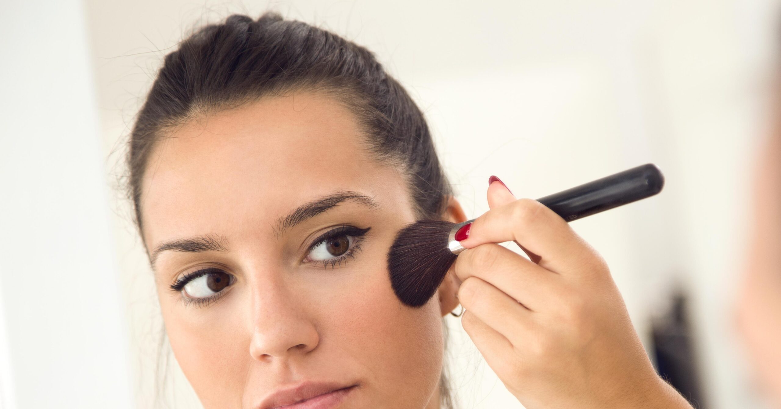 Как правильно накладывать румяна, чтобы не вызвать смех у окружающих.