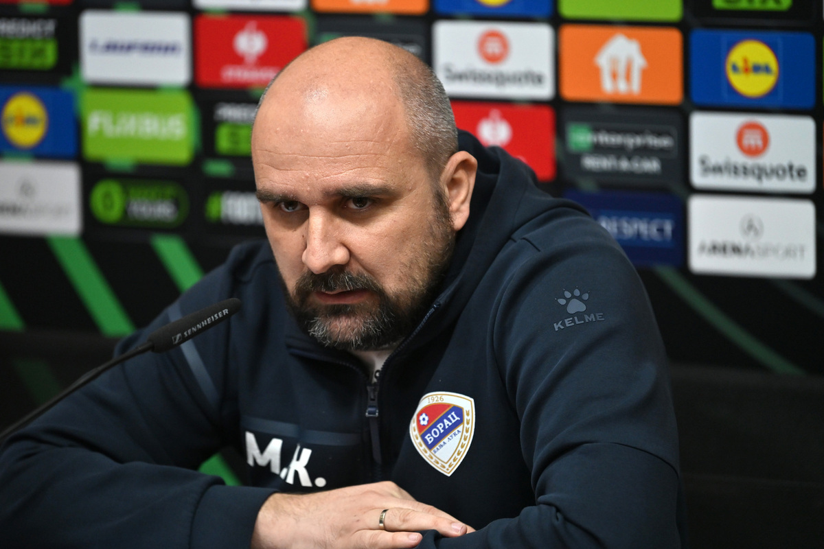 Главный тренер футбольной команды умер во время игры.