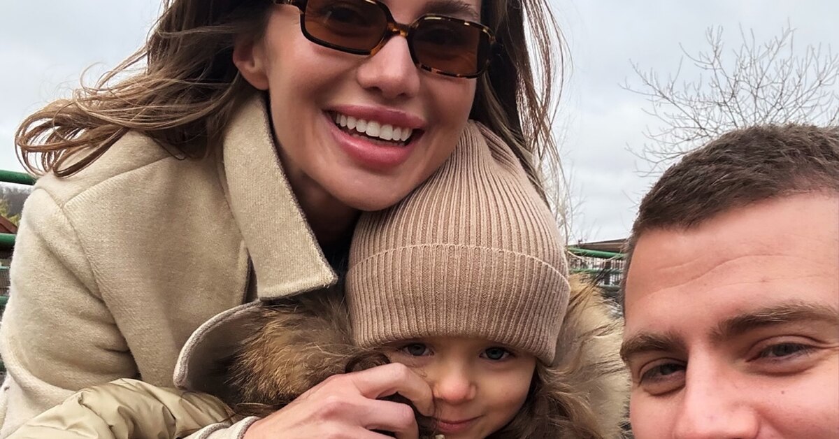 Певица Алекса запечатлена в объятиях супруга после воссоединения.