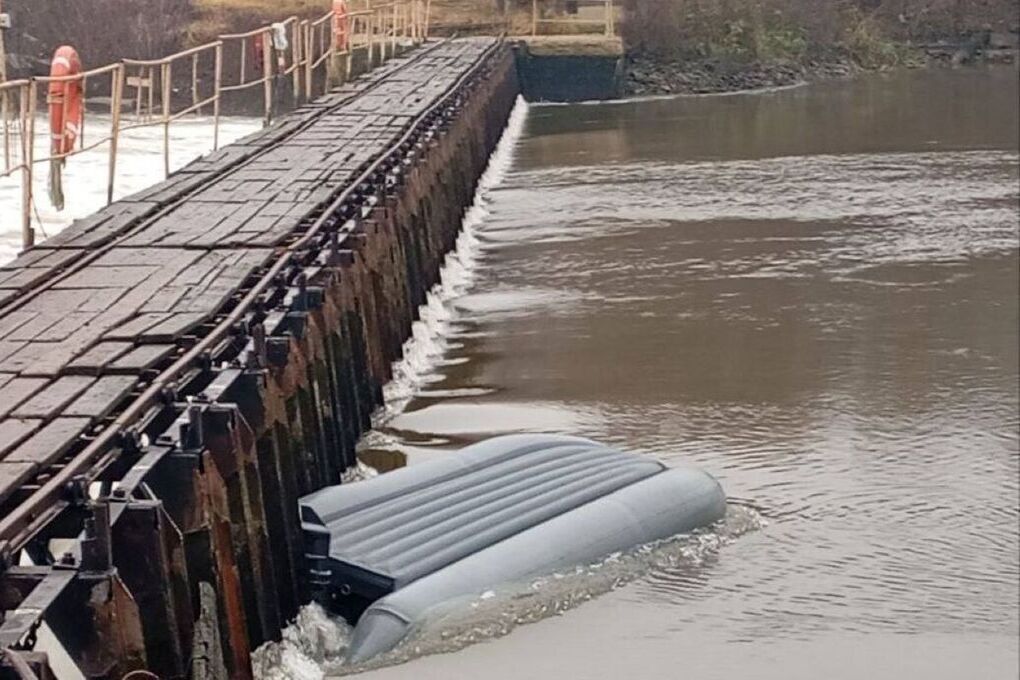 Пара夫 fell into cold water after capsizing their boat while fishing.