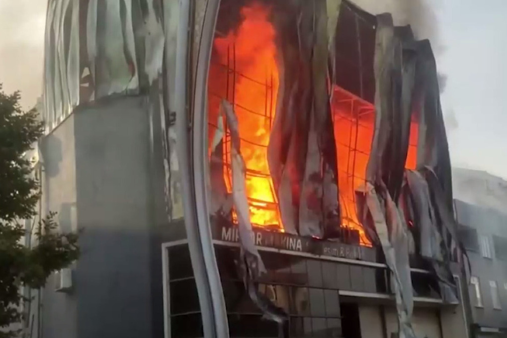 Шесть человек погибли в результате сильного взрыва на заводе.