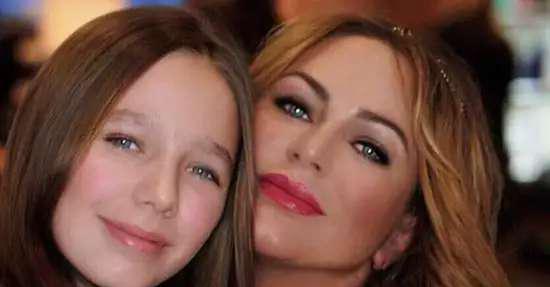 18-летняя дочь Юлии Началовой дебютировала на сцене в латексном наряде.