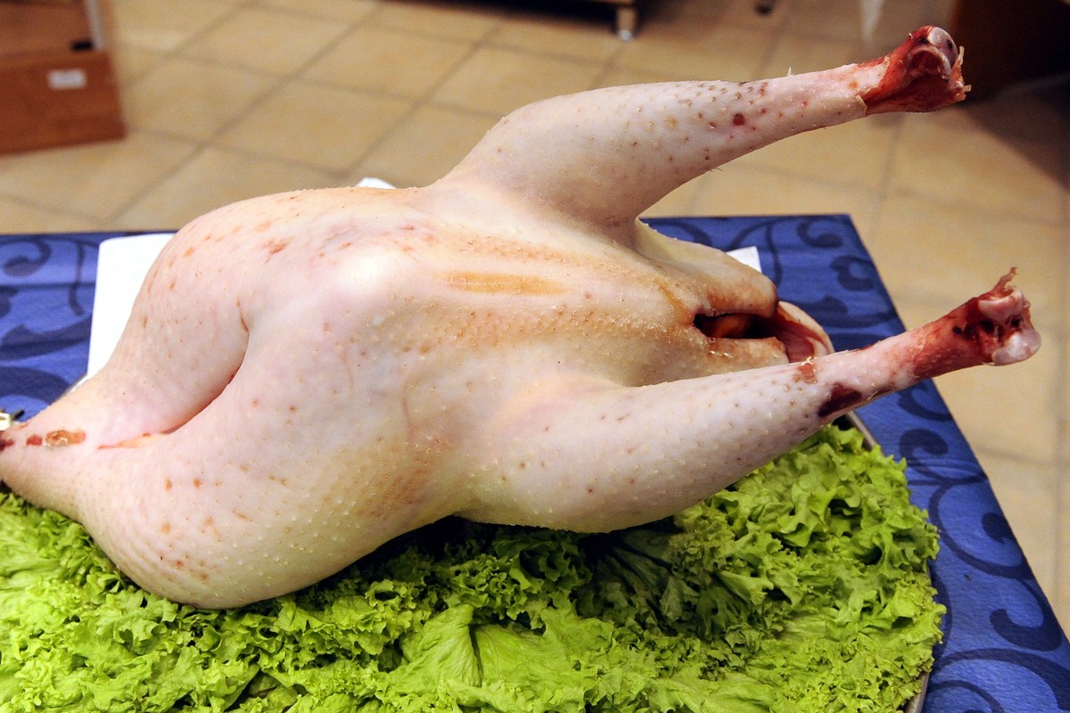 Россиянка проглотила осколок стекла в курином филе из магазина