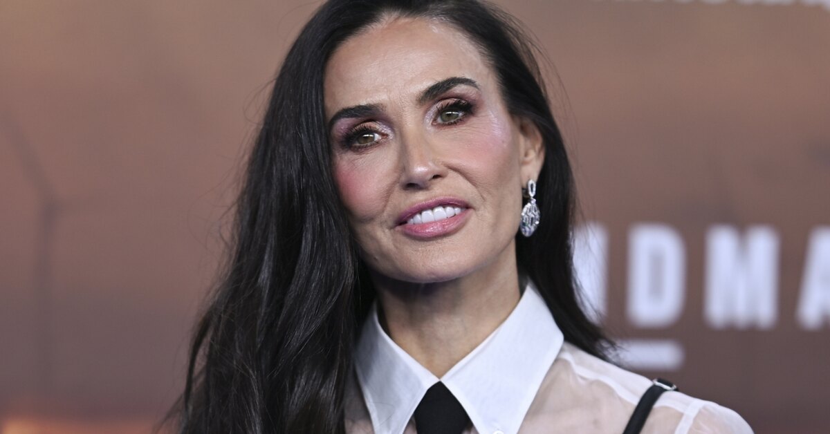 Деми Мур в полупрозрачной блузе и обтягивающем черном платье появилась на премьере в Берлине.