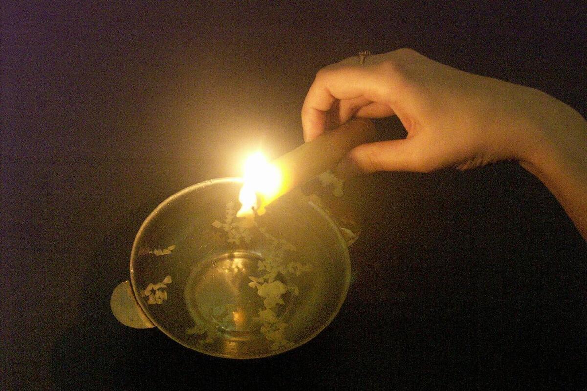 В дом россиянки пришли люди в черном с оккультной символикой.