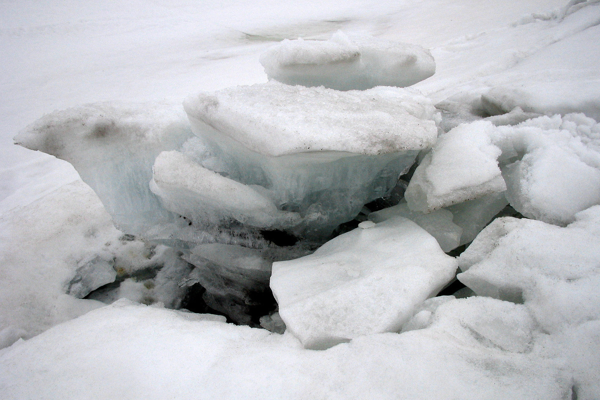 Два ребенка провалились под лед реки: удалось спасти лишь одного.