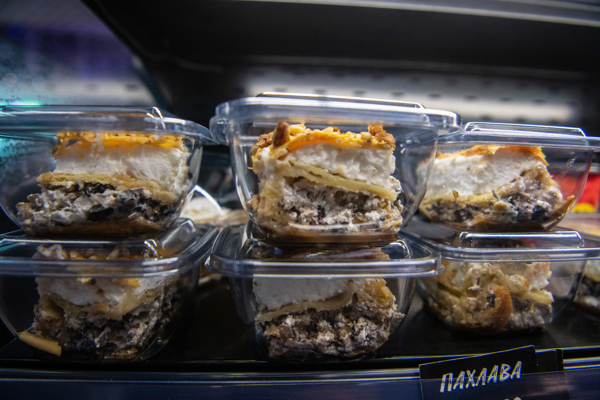 Нетрезвые лакомки совершили ограбление пекарни в Северной столице.