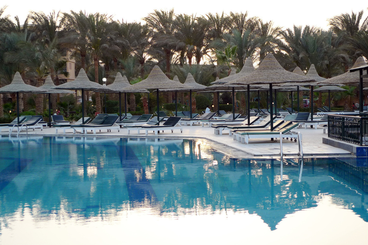 Трехлетняя девочка утонула в бассейне на курорте во время купания.