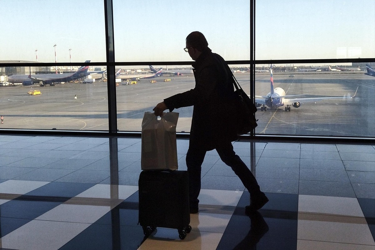 Рейс из Магадана задержали из-за хулиганов.