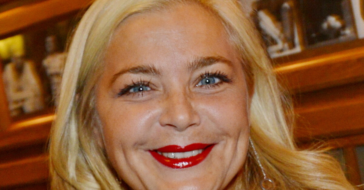 Ирина Пегова продемонстрировала свои формы в ярком купальнике во время отдыха в Дубае.