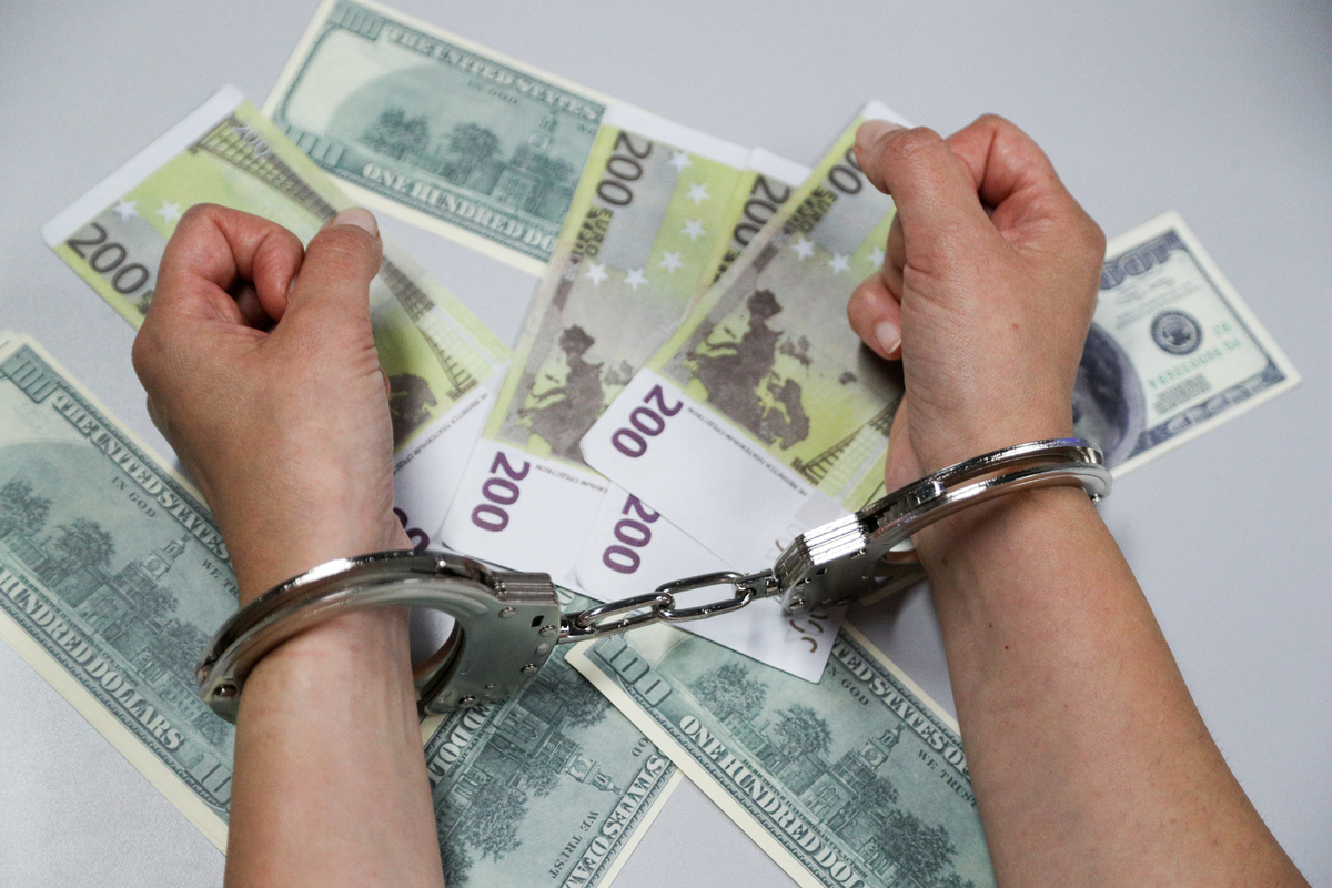 Супругу работника мэрии Новосибирска подозревают в мошенничестве с жильем для сирот.