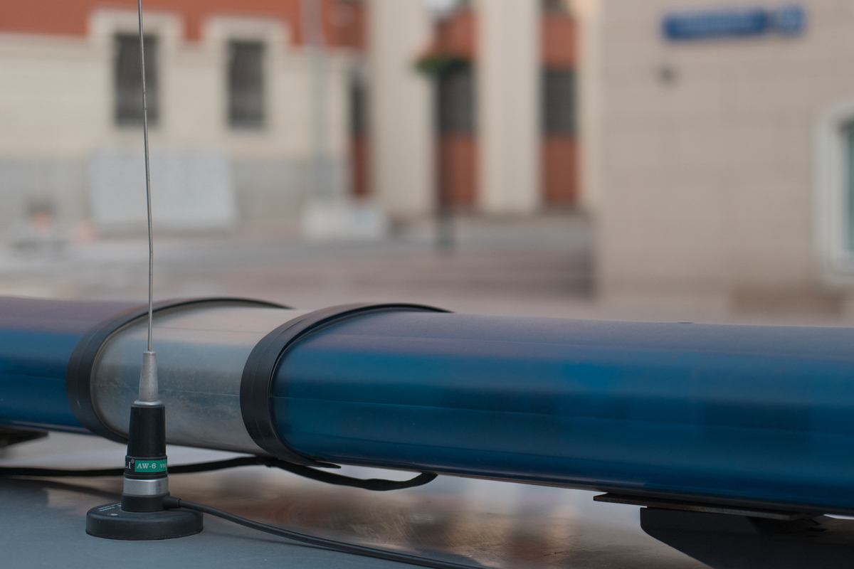 Гоночный автомобиль столкнулся с толпой зрителей, в результате чего пострадали девять человек.