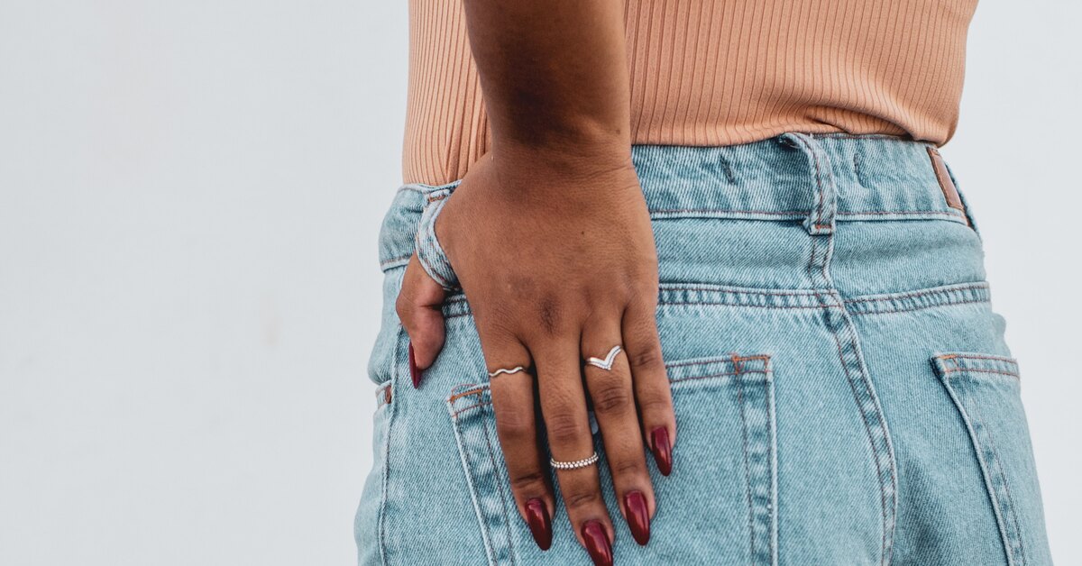 Вот причина, почему джинсы mom не сидят на тебе: этот простой трюк сделает революцию в твоем гардеробе.