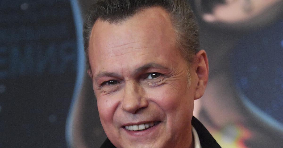 На Троекуровском кладбище установлен памятник солисту группы «На-на» Владимиру Левкину.