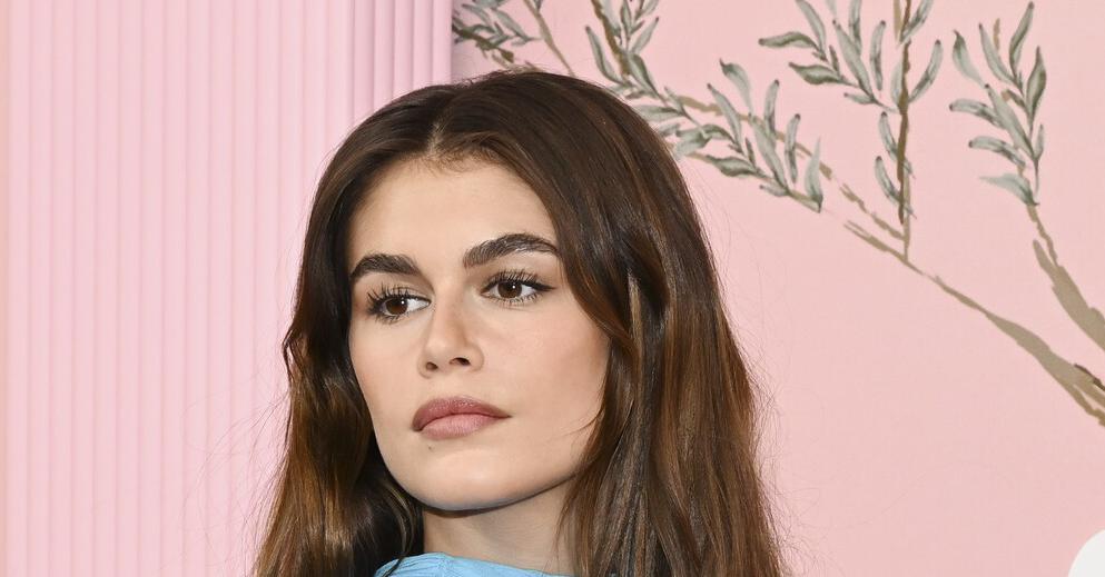 Дочь Синди Кроуфорд продемонстрировала свои стройные ноги в черном мини-платье.