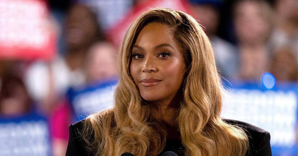 Пользователи сети негативно отреагировали на латексный наряд Бейонсе.