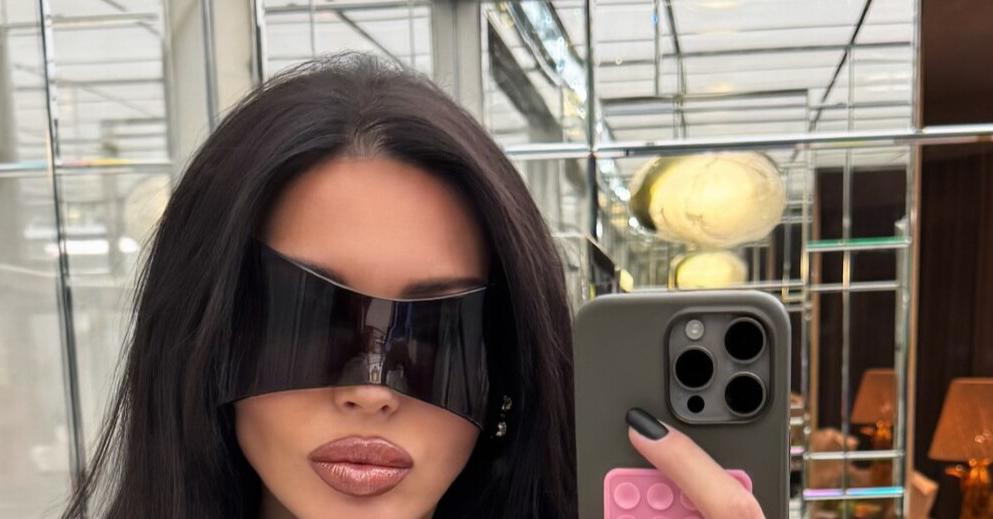 Оксана Самойлова посетила концерт Леди Гаги в элегантном кожаном наряде.