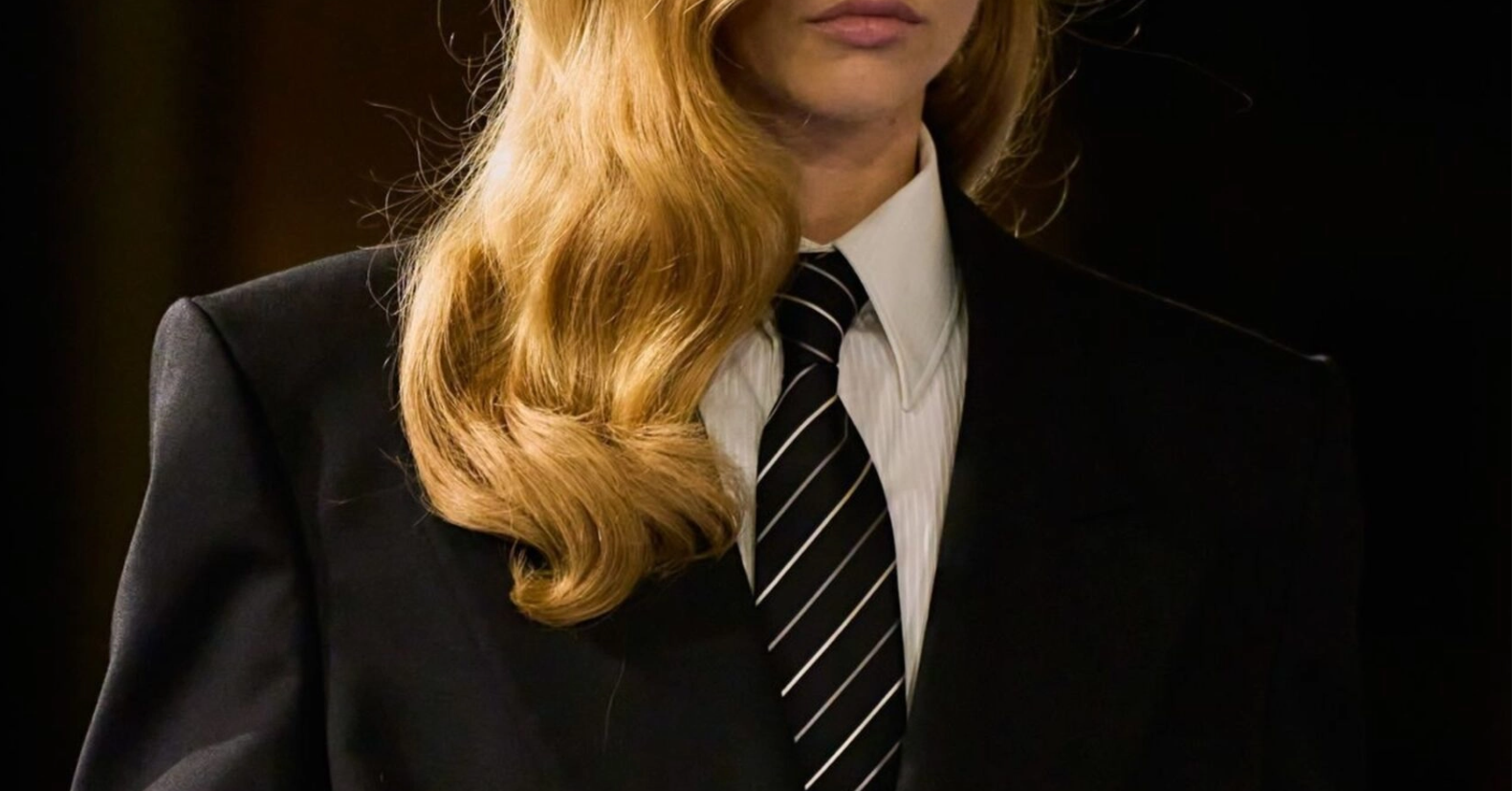 Как девушке правильно носить галстук