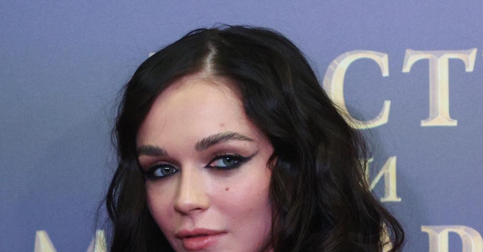 Софья Синицына продемонстрировала стройную талию в наряде «лебедь»