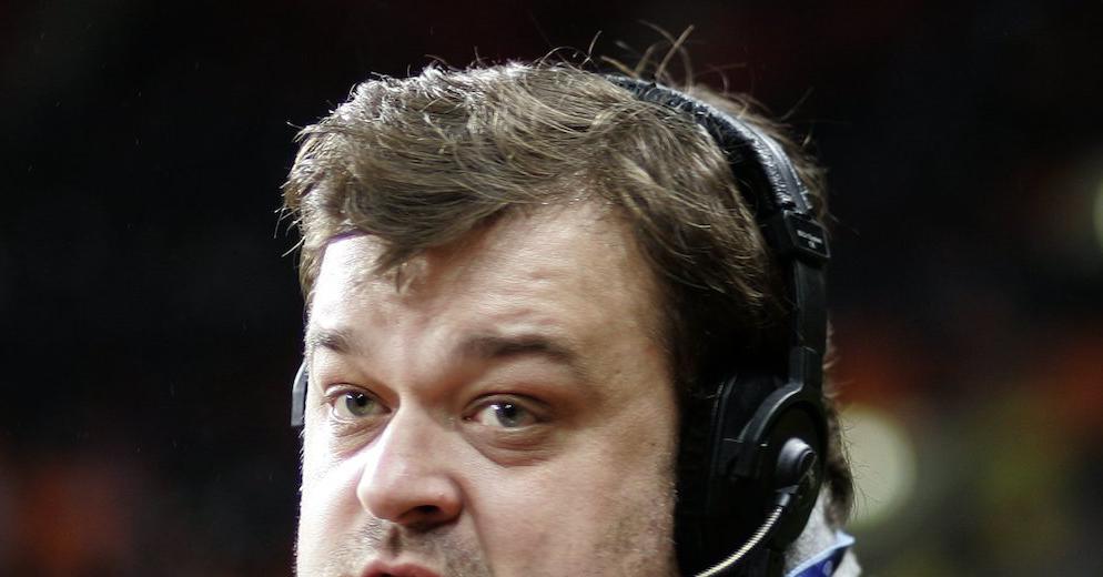 В Балашихе установили памятник знаменитому комментатору Василию Уткину: фотографии