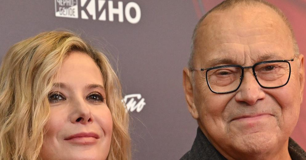 Юлия Высоцкая стала мамой в многодетной семье — актриса и её муж усыновили девочку.