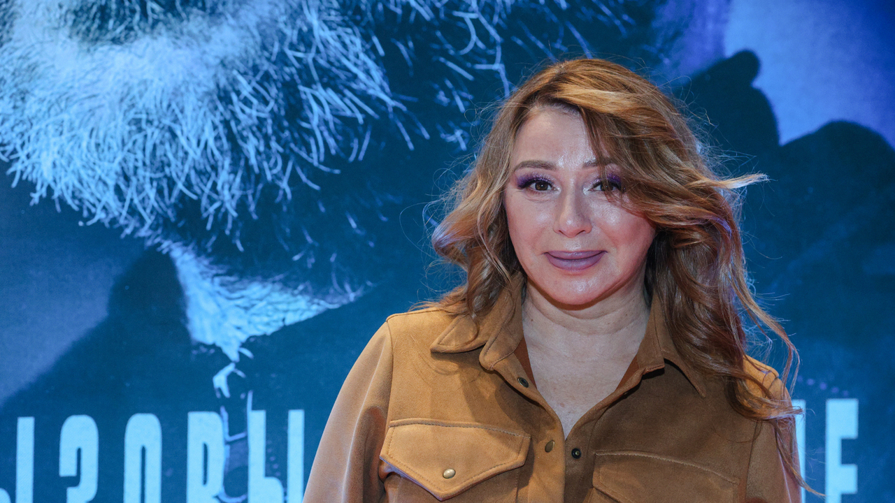 «Я вела себя хорошо»: Апина продемонстрировала ноги в эффектном одеянии.