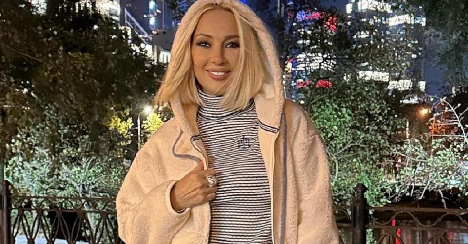 Лера Кудрявцева провела семейный уикенд на катке с мужем и дочерью, которая учится в первом классе.